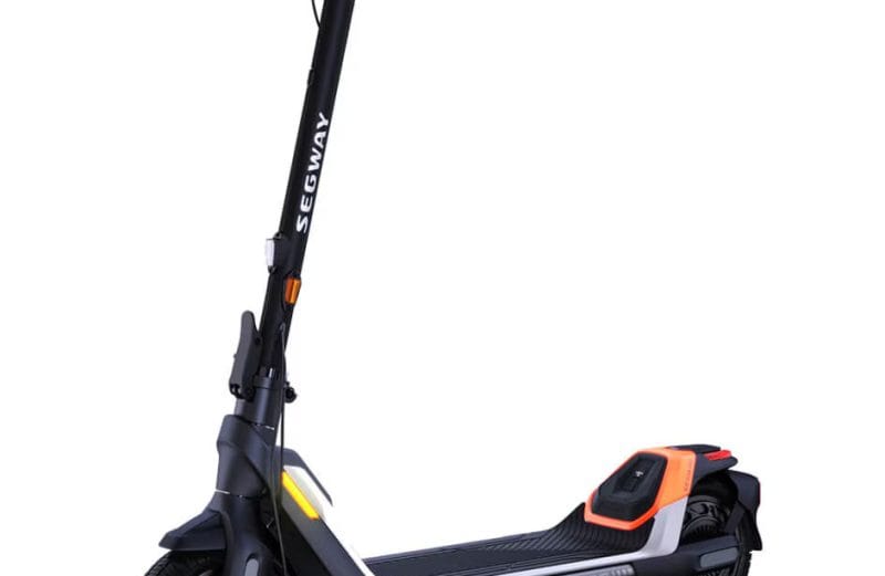 Segway KickScooter P65E elektromos roller, 980 W-os motor, hatótávolság akár 65 km, maximális sebesség akár 25 km/h, teherbírás 120 kg